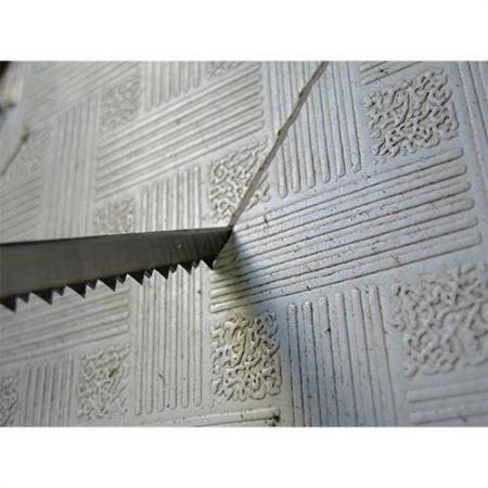 Sierra de paneles de yeso con punta afilada para cortes en profundidad.