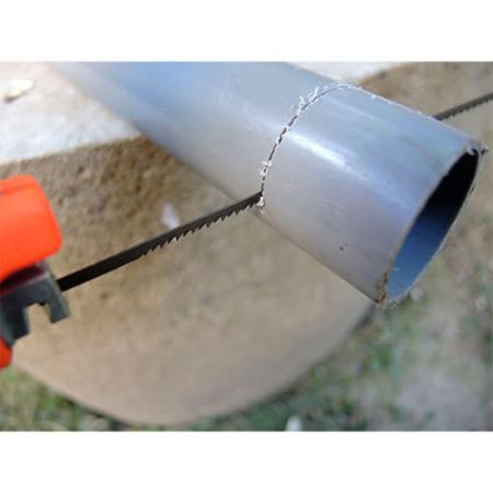 Serra de arco para cortar tubos grandes de PVC.