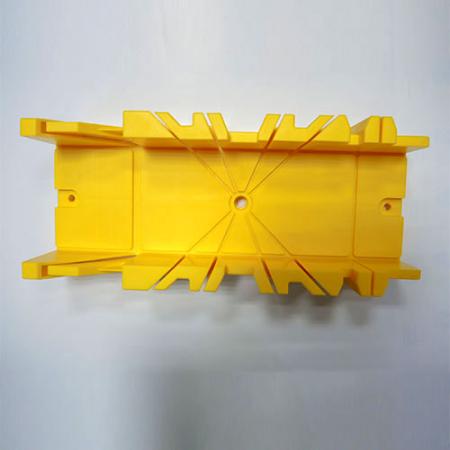 La caja de ingletes se utiliza para cortar ingletes en ángulos de 90, 45 y 22.5 grados