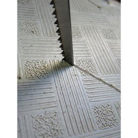 Sierra de paneles de yeso Soteck fácil de clavar en el cartón yeso para comenzar un corte.