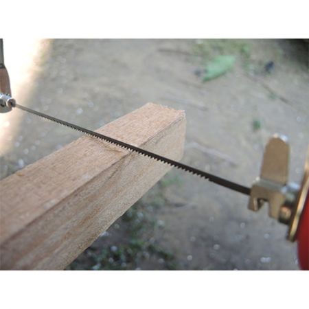 Sierra de marquetería para cortar madera en ángulo.