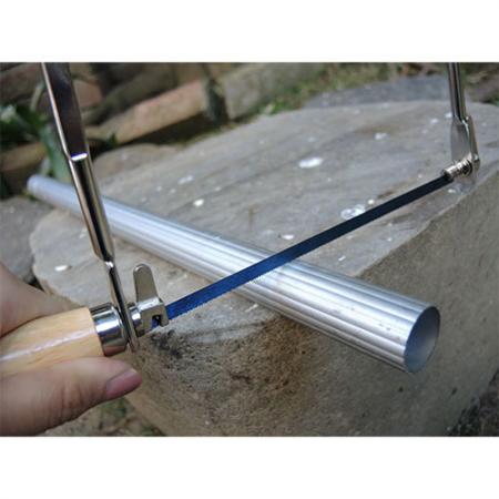 Sierra de marquetería para cortar tuberías de aluminio.