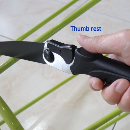 Folding metal saw lets users put the thumb on the side of button.