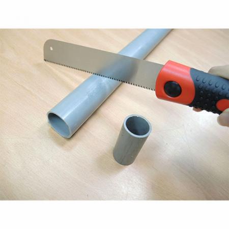 Sierra japonesa Soteck para cortar tuberías de PVC.