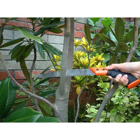 Easily cut small and medium branches.