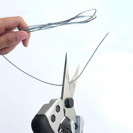 Ciseaux utilitaires Soteck pour couper les fils.