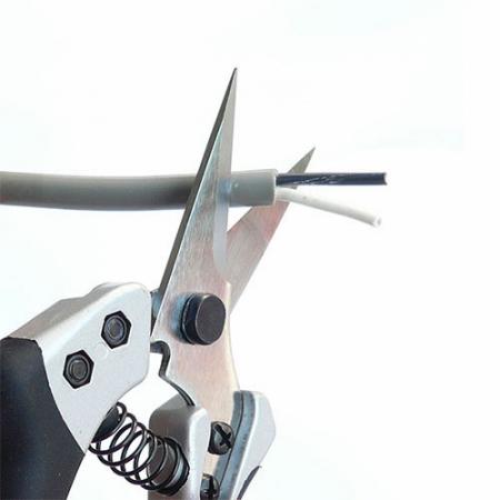 Ciseaux utilitaires Soteck pour couper les câbles.