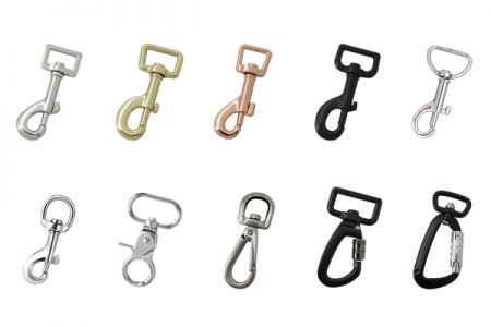 Dây xích chó nylon của chúng tôi có nhiều kiểu dáng khác nhau và bao gồm các kẹp kim loại với nhiều màu sắc mạ khác nhau. Các phụ kiện bổ sung bao gồm các thành phần nhựa có thể in hoặc nhuộm, charm, trang trí bằng da, hoặc thẻ kim loại, giúp tăng cường khả năng cá nhân hóa sản phẩm để đáp ứng nhu cầu đa dạng của thị trường.