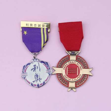 Medalhão de Conquista em Esmalte Macio.