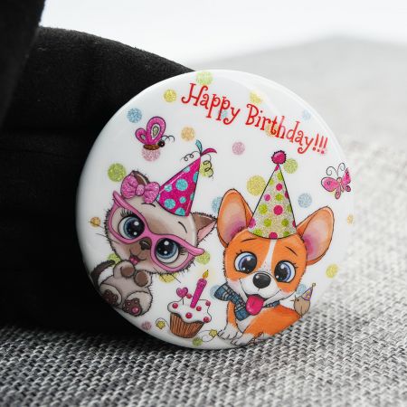 耐久性のあるバースデーボタンピン。