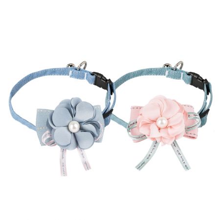 Coleira de gato com laço.