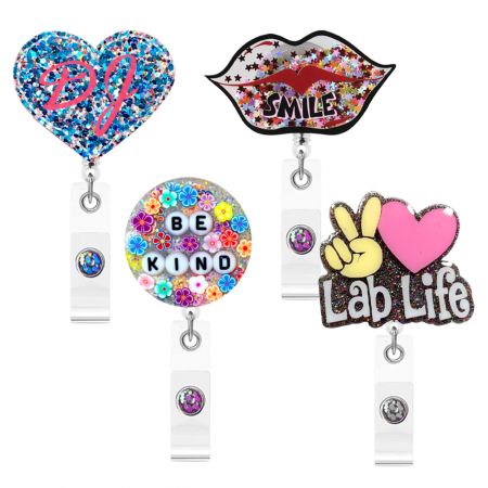 Móc tên acrylic tùy chỉnh.