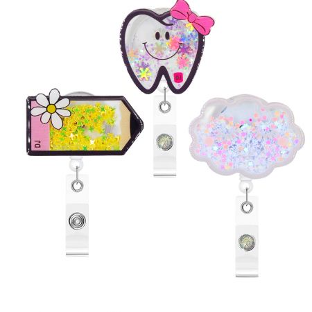 Móc thẻ trong suốt với kẹp thắt lưng.