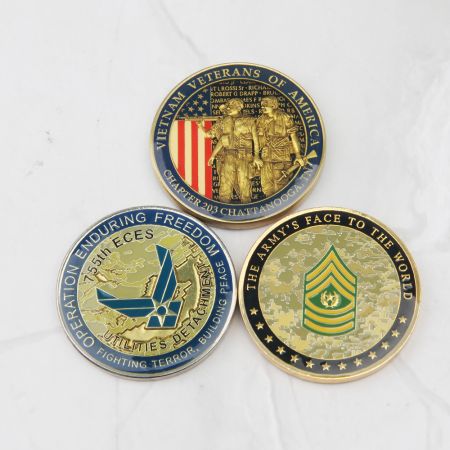 Monedas de desafío del ejército con artesanía experta.