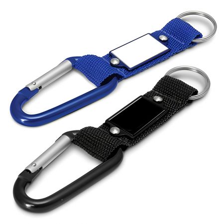 さまざまなアクセサリーを備えたオーダーメイドのカラビナキリング。