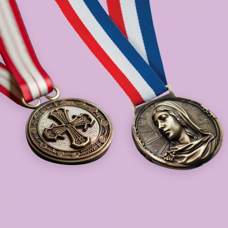 Gestalten Sie Ihre eigene katholische Medaille.