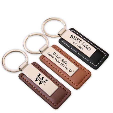 Гравированный кожаный держатель для ключей с металлом.
