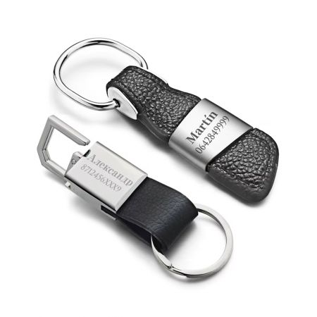 Кожаный брелок с индивидуальной металлической табличкой.