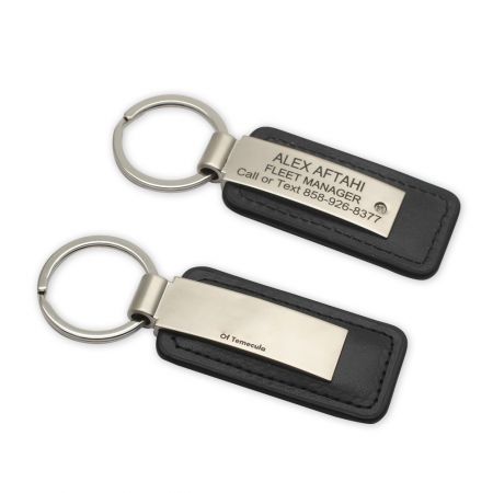 Кожаный брелок с индивидуальной гравировкой и металлической биркой.