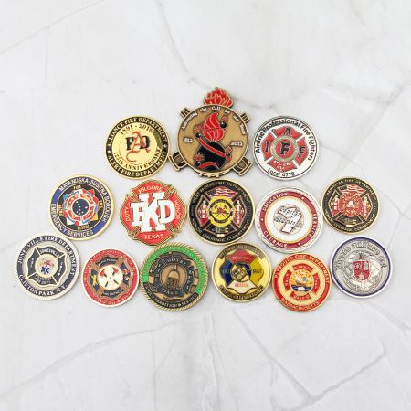 Individueller Feuerwehr-Challenge-Coin. - Zwei Seiten des individuellen Feuerwehr-Challenge-Coins.