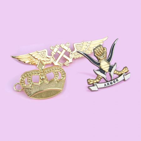 Pin cổ áo rỗng tùy chỉnh chất lượng cao.