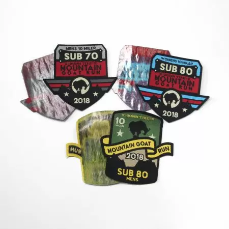 Badge ricamato termoadesivo personalizzato in tessuto twill.