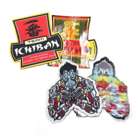 Patch ricamato termoadesivo su misura a forma irregolare.