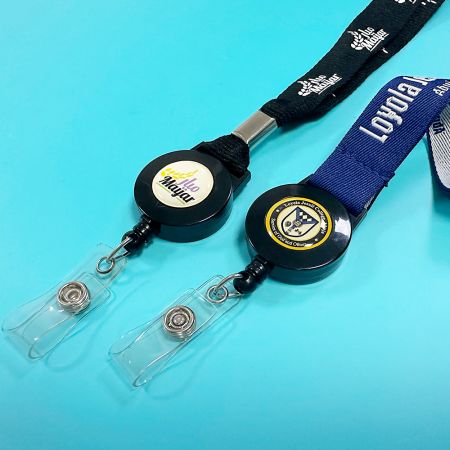 Cuộn thẻ có kẹp phía sau.