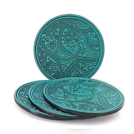 مجموعة من الأكواب الجلدية المنقوشة بالليزر حسب الطلب.