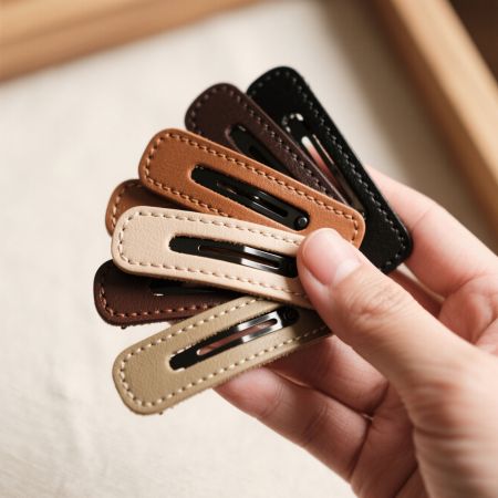 Leder-Haar-Snap-Clips mit individuellem Logo.