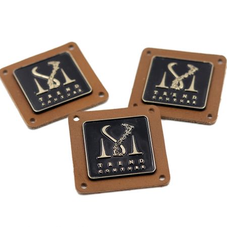 Etiquetas de couro personalizadas com emblemas de metal para chapéus.