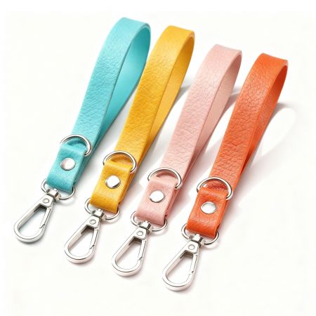 개인화된 엠보싱 가죽 손목 키체인.