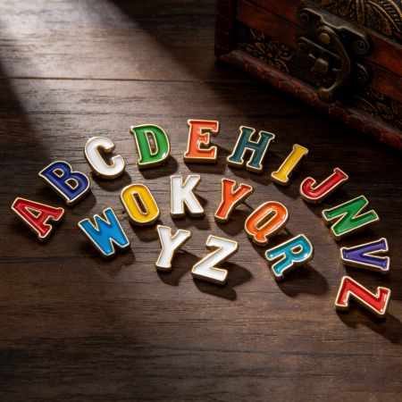 سعر المصنع لدبابيس الحروف المخصصة.