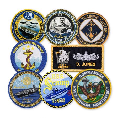 Patches de marine personnalisés sur uniforme.