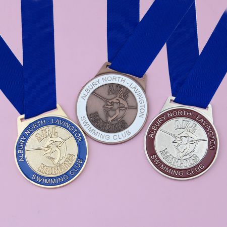 ميداليات سباق السباحة المخصصة.