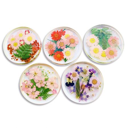 Sous-verres en résine avec fleurs scintillantes personnalisés.