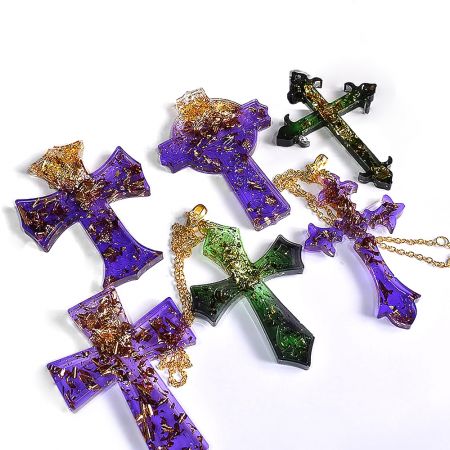 Collier croix en résine durable personnalisé.