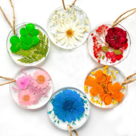 Ornamento de Resina Epóxi com Flor Seca.