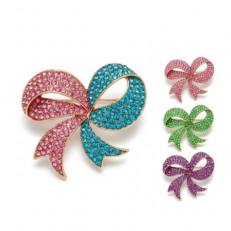 Персонализированная брошь с стразами.