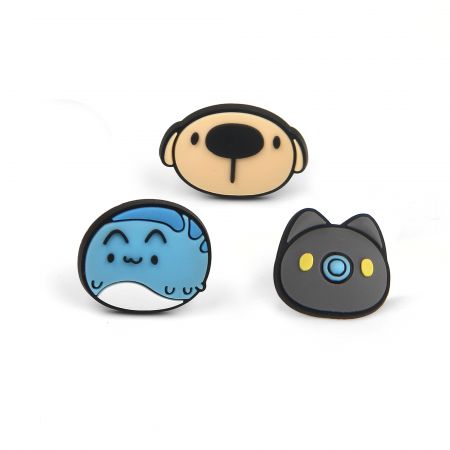 Spilla in gomma su misura.