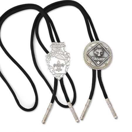 Cravatta Bolo Scout unica e robusta con iniziali incise.