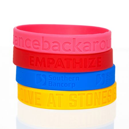 Maßgefertigtes Silikonarmband.