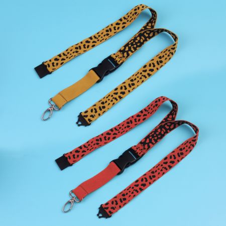 Lanyard monostrato intrecciato con logo colorato sfumato.