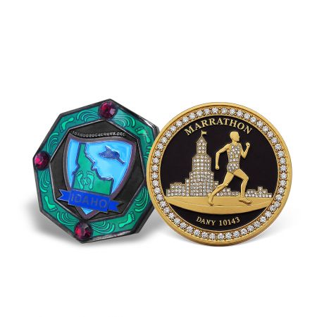 Đồng xu men tùy chỉnh với đá rhinestone.