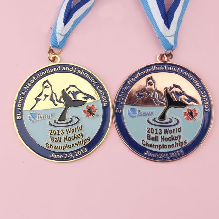 Médaille personnalisée pour les championnats de hockey sur balle.