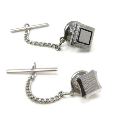 Spilla per cravatta con spilla da bavero.