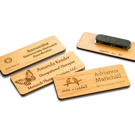 Thẻ tên gỗ cá nhân hóa với nhiều hình dạng khác nhau.