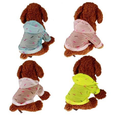 Áo mưa cho chó với họa tiết tự thiết kế.