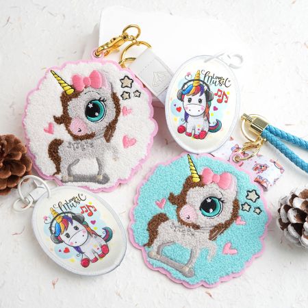 Porte-clés licorne brodés.