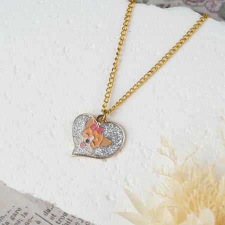 צמיד זהב עם תליון לב.